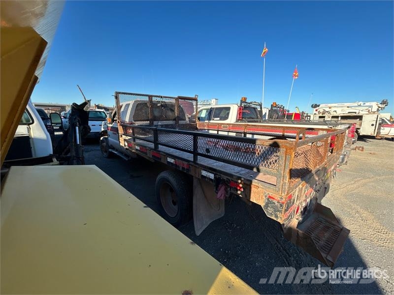 Ford F-550 XLT 4x4 Extended Cab Flatbed Truck (Inoperab Camiones de cama baja