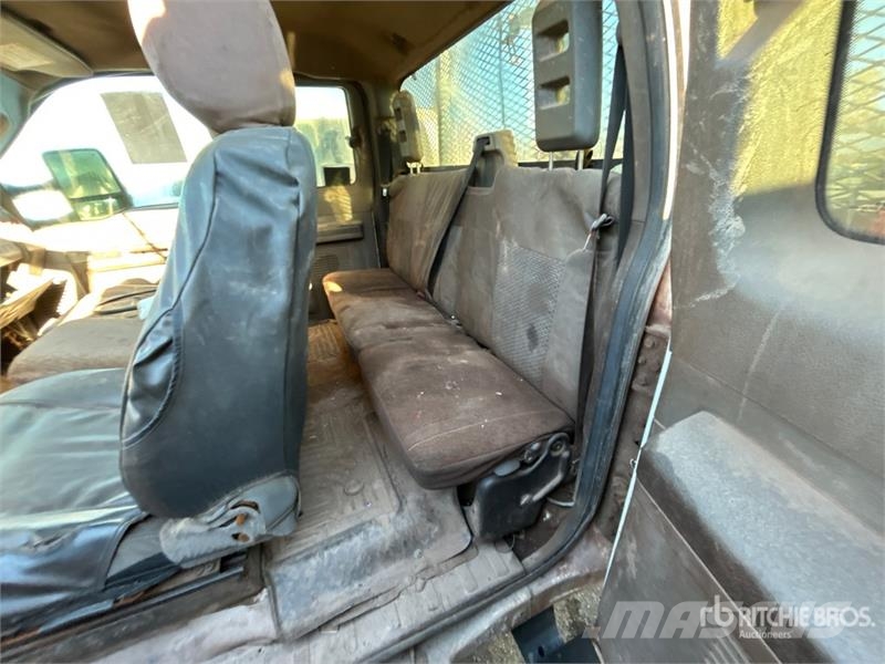 Ford F-550 XLT 4x4 Extended Cab Flatbed Truck (Inoperab Camiones de cama baja