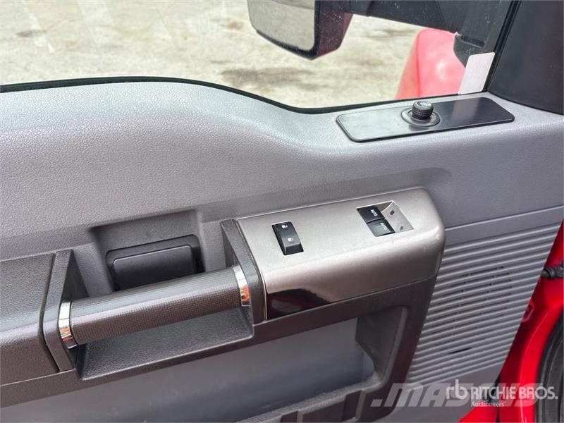 Ford F-750 4x2 Extended Cab Rollback Truck Camion dépannage