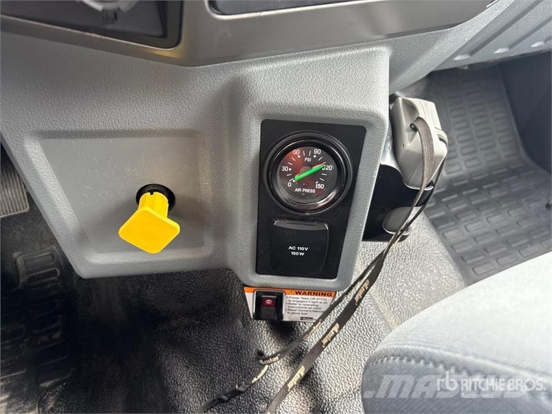 Ford F-750 4x2 Extended Cab Rollback Truck Camion dépannage