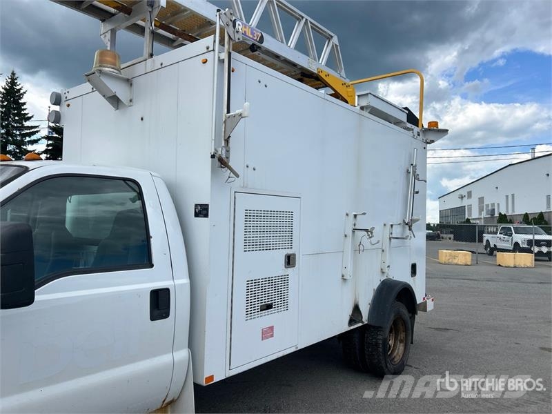 Ford L37 33 ft on  Ford F-550 XL 4x2 Van Mounted Aerial Plataformas sobre camión