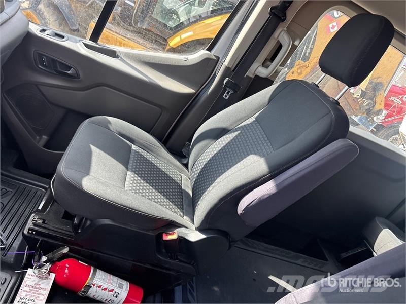 Ford Transit 150 9 Passenger Van Панельні фургони