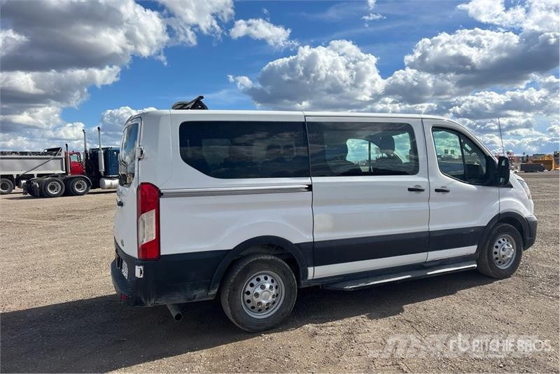 Ford Transit 150 9 Passenger Van Панельні фургони