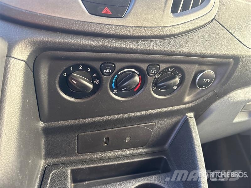 Ford Transit 250 Cargo Van Transporterek