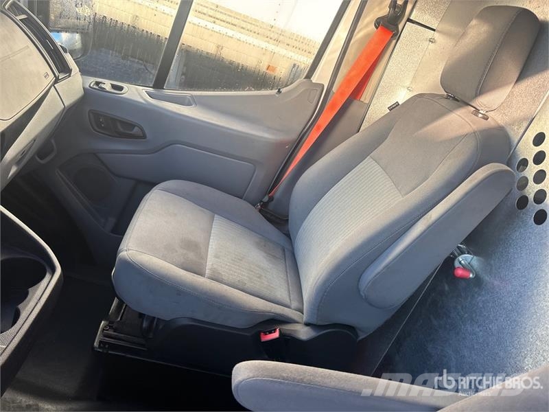 Ford Transit 250 Cargo Van Transporterek
