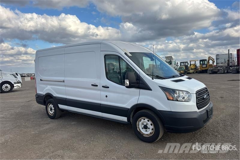 Ford Transit 250 Cargo Van Transporterek