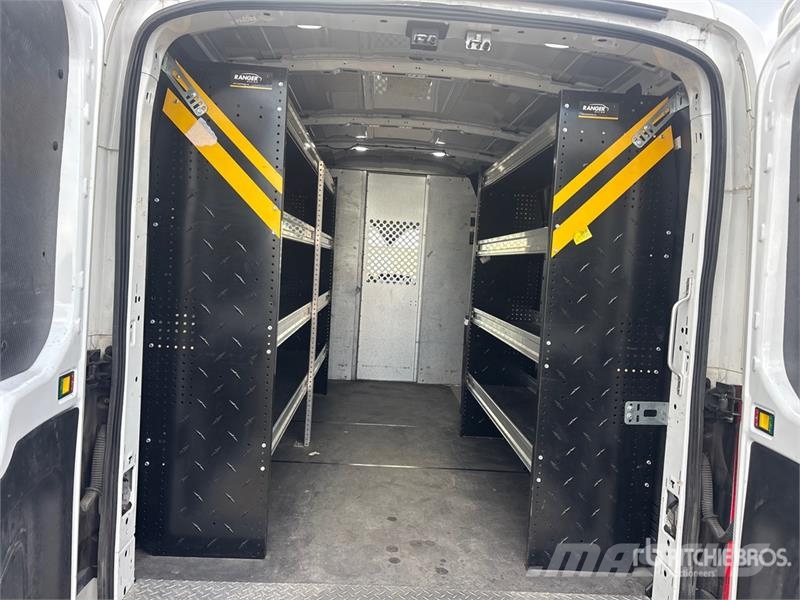 Ford Transit 250 Cargo Van Transporterek