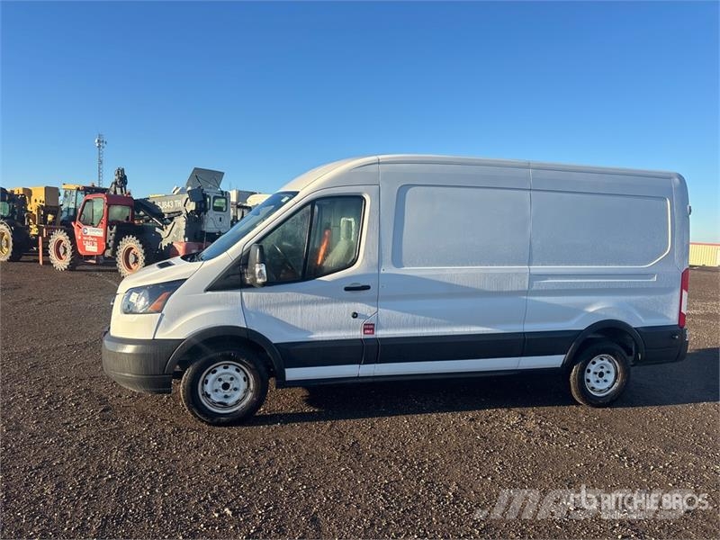 Ford Transit 250 Cargo Van Transporterek