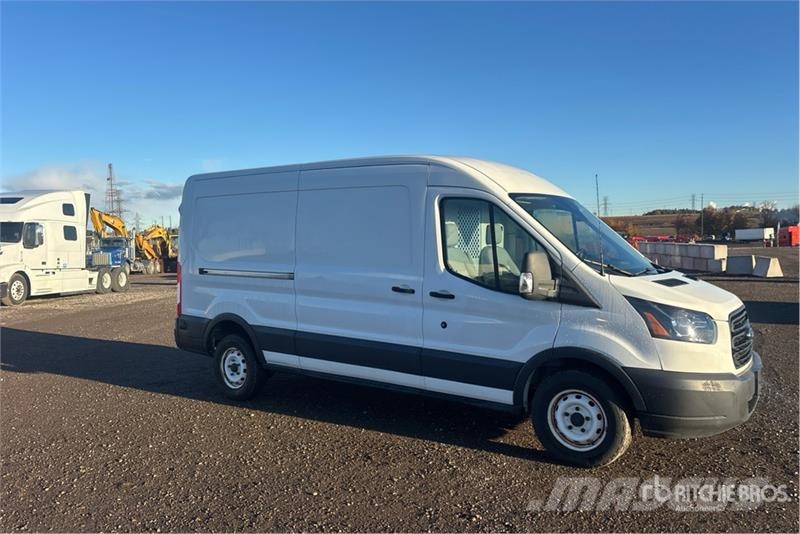 Ford Transit 250 Cargo Van Transporterek