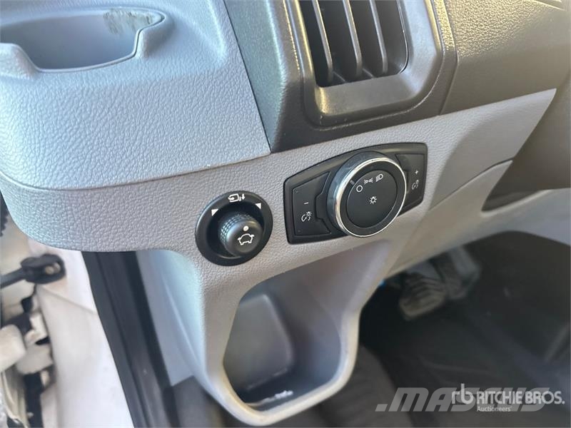 Ford Transit 250 Cargo Van Transporterek
