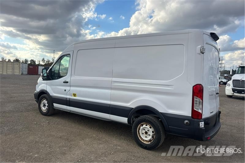Ford Transit 250 Cargo Van Transporterek