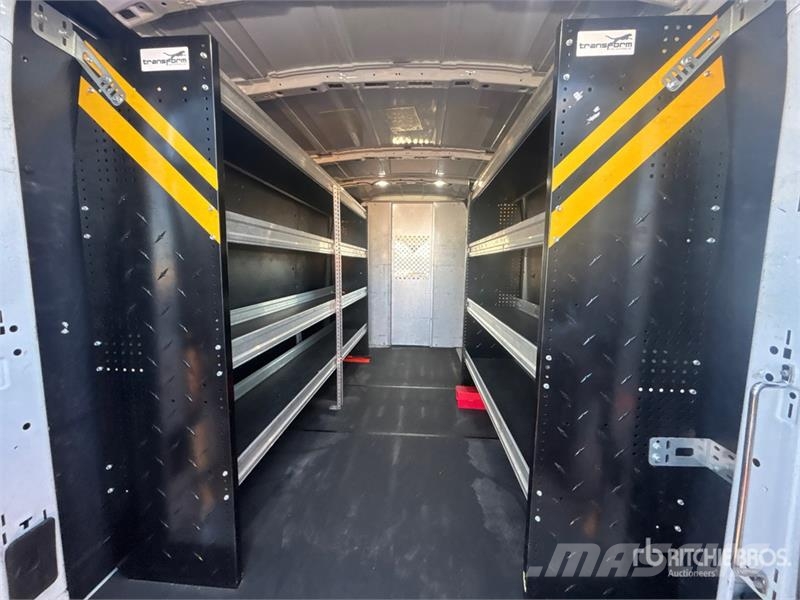 Ford Transit 250 Cargo Van Transporterek