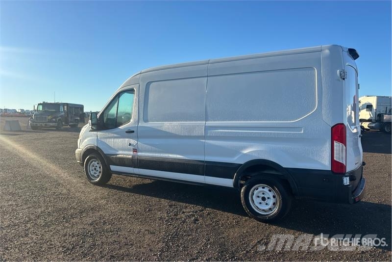 Ford Transit 250 Cargo Van Transporterek