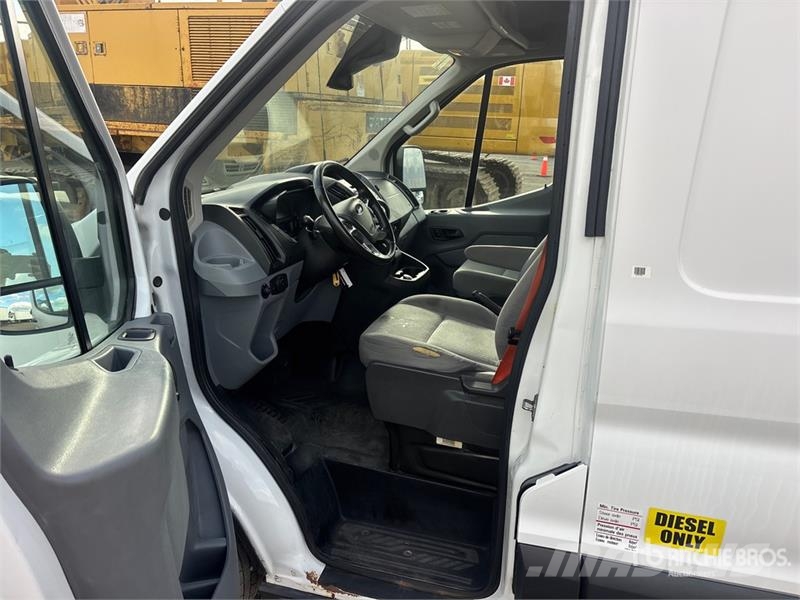 Ford Transit 250 Cargo Van Transporterek