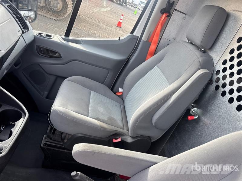 Ford Transit 250 Cargo Van Transporterek
