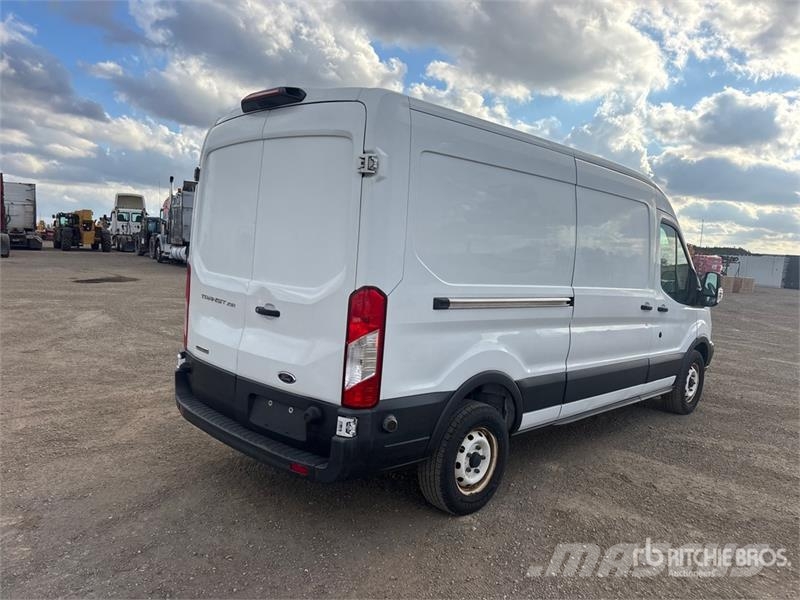 Ford Transit 250 Cargo Van Transporterek
