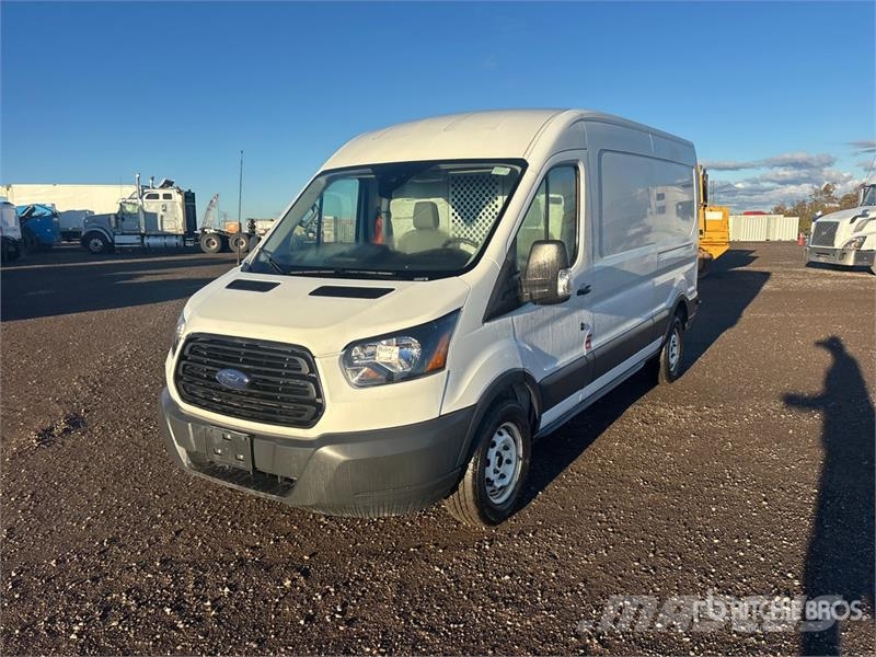 Ford Transit 250 Cargo Van Transporterek