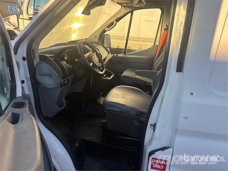 Ford Transit 250 Cargo Van Transporterek