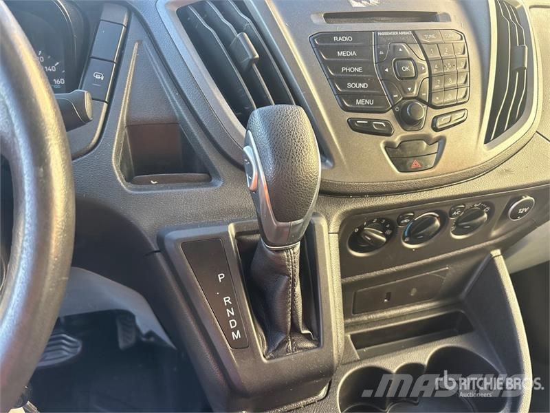Ford Transit 250 Cargo Van Transporterek