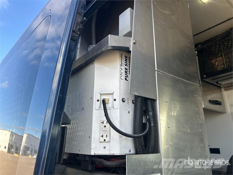 Ford Transit 350 4x2 Utility Truck شاحنات خفيفة/مفصلية الجوانب