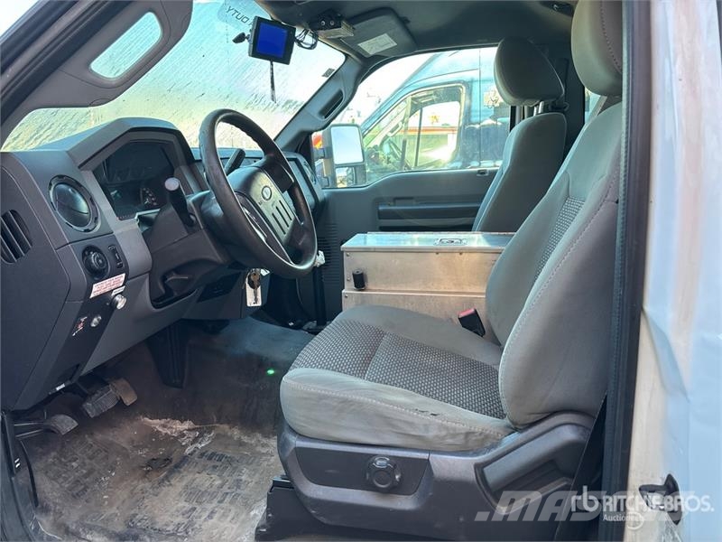 Ford TTS-25-2002FBSH 35 ft on  Ford F-550 4x2 Van Mount Piattaforme autocarrate