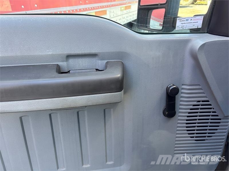 Ford TTS-25-2002FBSH 35 ft on  Ford F-550 4x2 Van Mount Piattaforme autocarrate