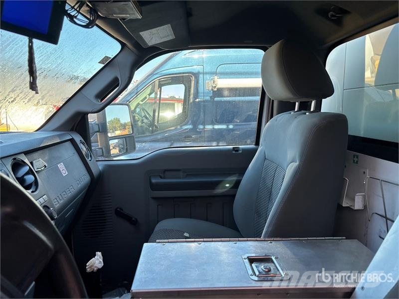 Ford TTS-25-2002FBSH 35 ft on  Ford F-550 4x2 Van Mount Piattaforme autocarrate