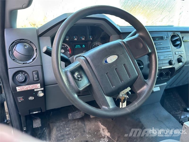 Ford TTS-25-2002FBSH 35 ft on  Ford F-550 4x2 Van Mount Piattaforme autocarrate