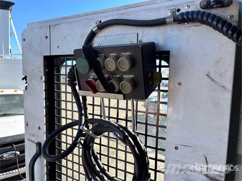 Ford TTS-25-2002FBSH 35 ft on  Ford F-550 4x2 Van Mount Piattaforme autocarrate