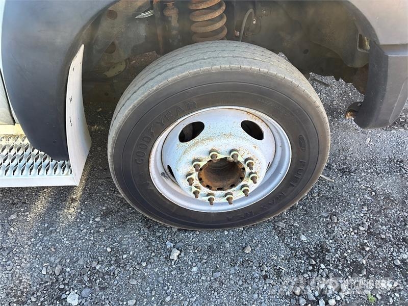 Ford TTS-25-2002FBSH 35 ft on  Ford F-550 4x2 Van Mount Piattaforme autocarrate