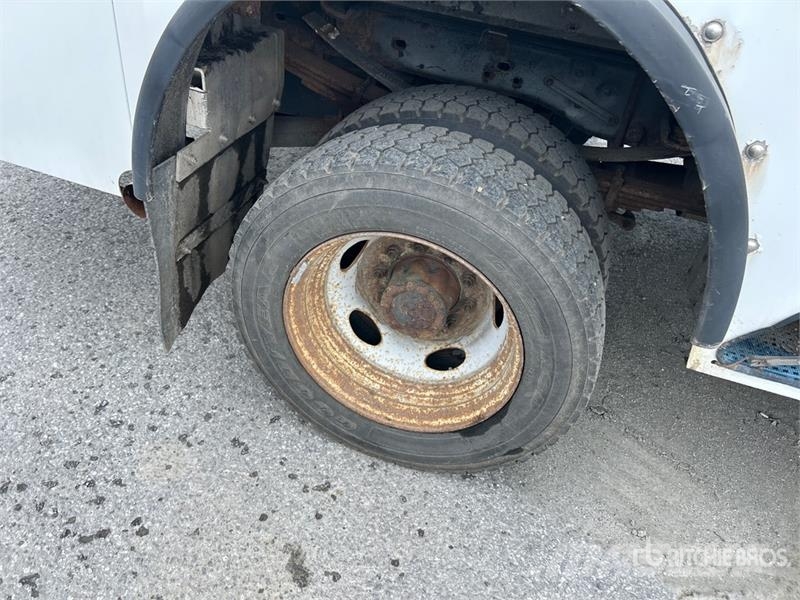 Ford TTS 25-5-GY 35 ft on  Ford F-550 XL 4x2 Van Mounte Plataformas sobre camión