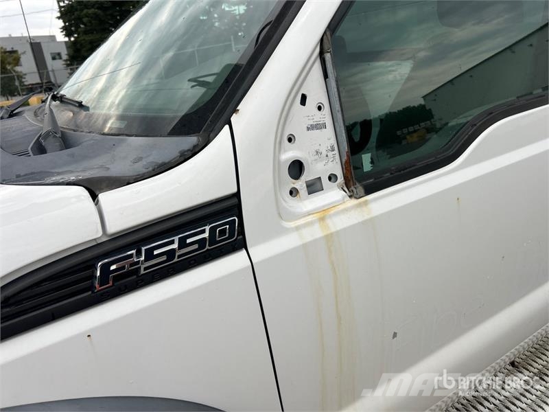 Ford TTS 25-5-GY 35 ft on  Ford F-550 XL 4x2 Van Mounte Plataformas sobre camión