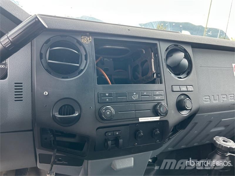 Ford TTS 25-5-GY 35 ft on  Ford F-550 XL 4x2 Van Mounte Plataformas sobre camión