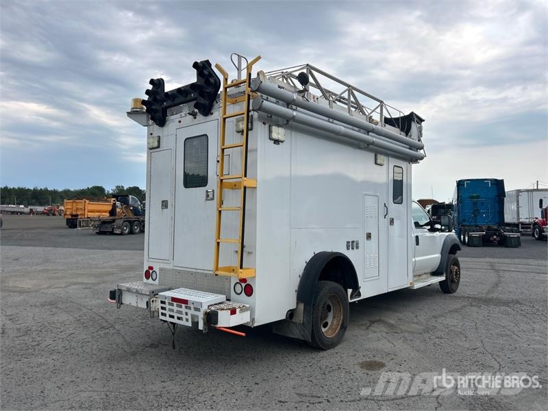 Ford TTS 25-5-GY 35 ft on  Ford F-550 XL 4x2 Van Mounte Plataformas sobre camión