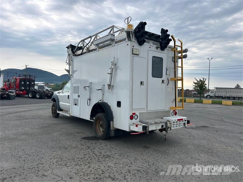 Ford TTS 25-5-GY 35 ft on  Ford F-550 XL 4x2 Van Mounte Plataformas sobre camión