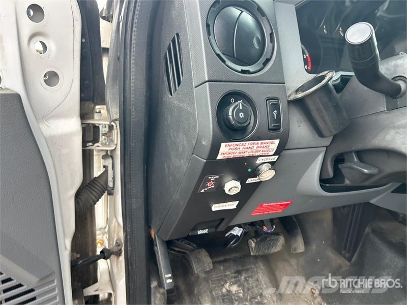 Ford TTS 25-5-GY 35 ft on  Ford F-550 XL 4x2 Van Mounte Plataformas sobre camión