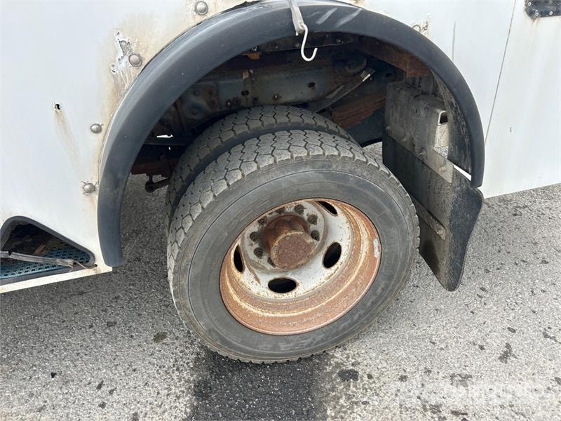 Ford TTS 25-5-GY 35 ft on  Ford F-550 XL 4x2 Van Mounte Plataformas sobre camión