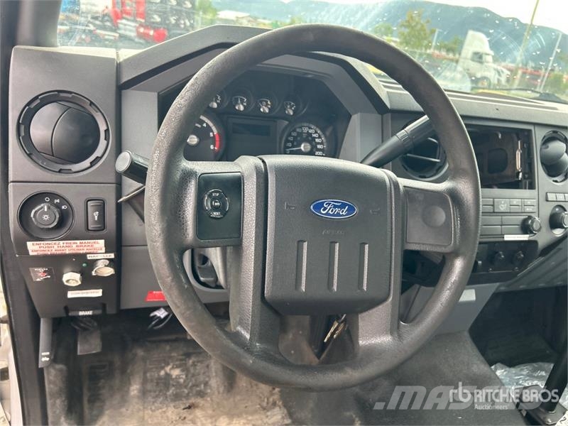 Ford TTS 25-5-GY 35 ft on  Ford F-550 XL 4x2 Van Mounte Plataformas sobre camión