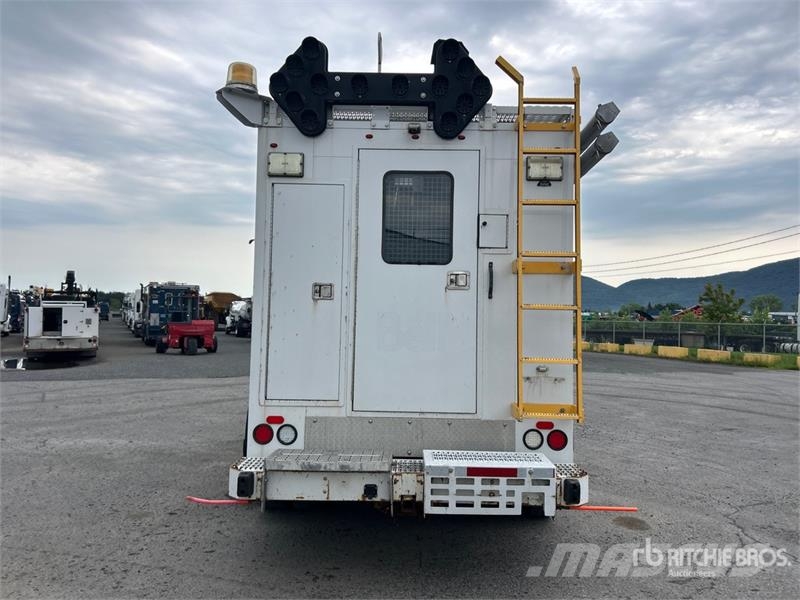 Ford TTS 25-5-GY 35 ft on  Ford F-550 XL 4x2 Van Mounte Plataformas sobre camión