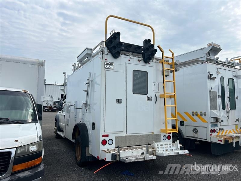 Ford TTS 25-5-GY 35 ft on Ford F-550 XL 4x2 Van Mounte Piattaforme autocarrate