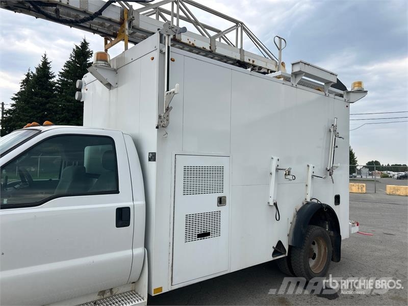 Ford TTS 25-5-GY 35 ft on  Ford F-550 XL 4x2 Van Mounte Plataformas sobre camión