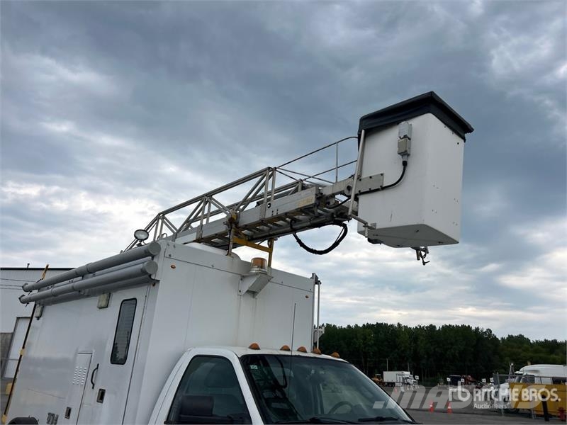 Ford TTS 25-5-GY 35 ft on  Ford F-550 XL 4x2 Van Mounte Plataformas sobre camión