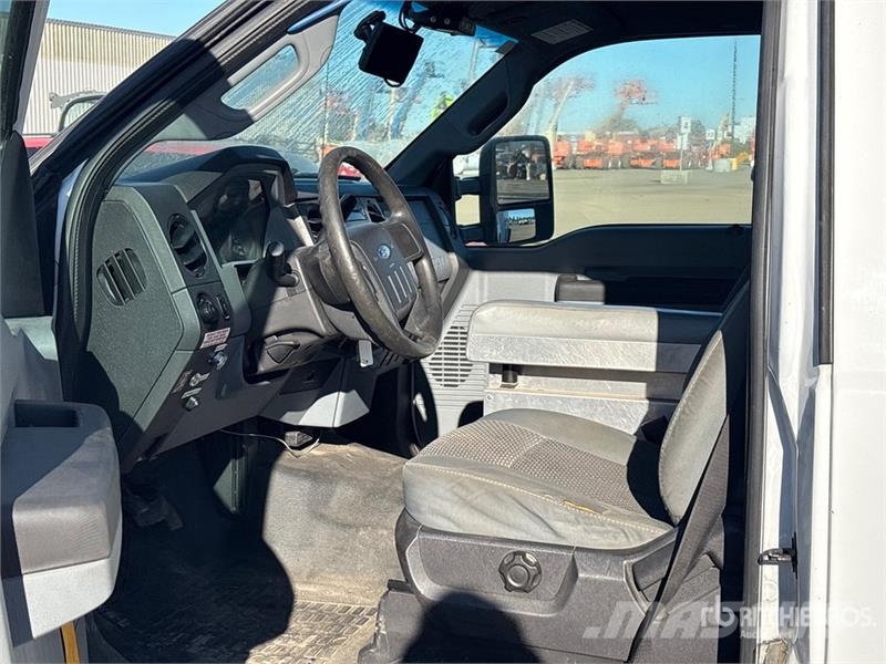 Ford TTS25-2002FBHS 35 ft on Ford F-550 4x2 Van Mounte Avtokošare