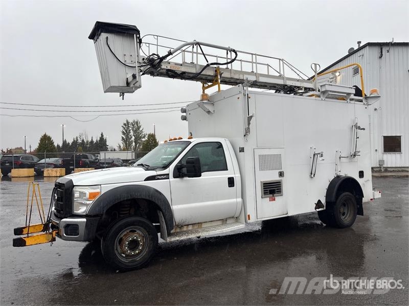 Ford TTS25-2002FBHS 35 ft on  Ford F-550 4x2 Van Mounte Plataformas aéreas montadas em camião