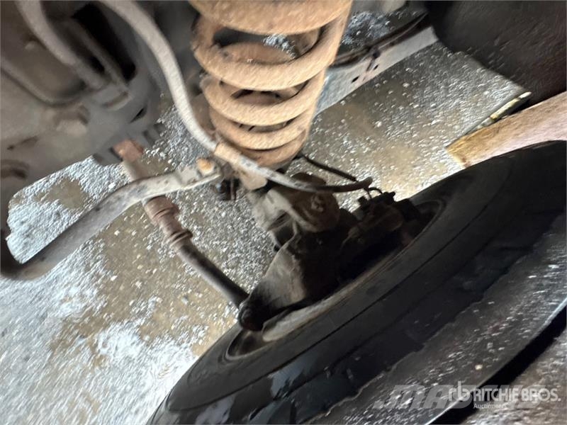 Ford TTS25-2002FBHS 35 ft on  Ford F-550 4x2 Van Mounte Plataformas aéreas montadas em camião