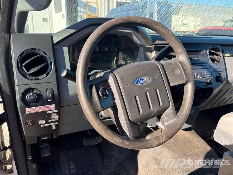 Ford TTS25-2002FBHS 35 ft on Ford F-550 4x2 Van Mounte Avtokošare