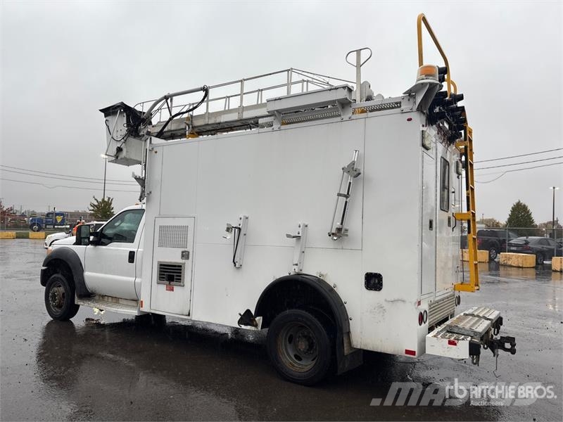 Ford TTS25-2002FBHS 35 ft on  Ford F-550 4x2 Van Mounte Plataformas aéreas montadas em camião