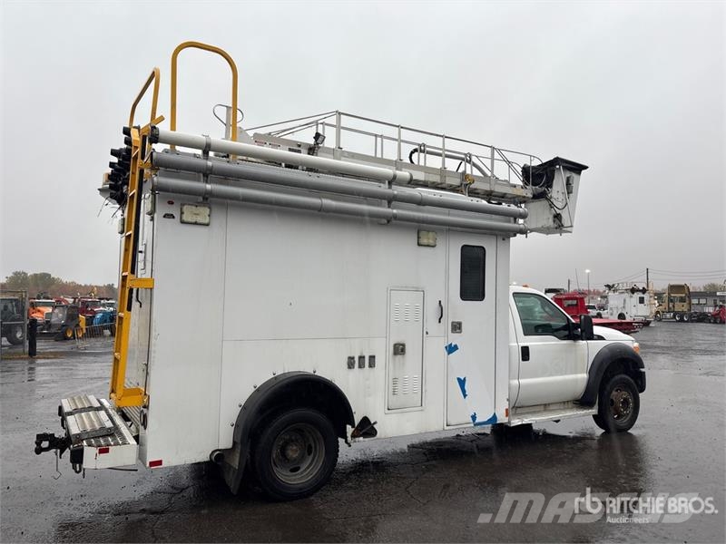 Ford TTS25-2002FBHS 35 ft on  Ford F-550 4x2 Van Mounte Plataformas aéreas montadas em camião