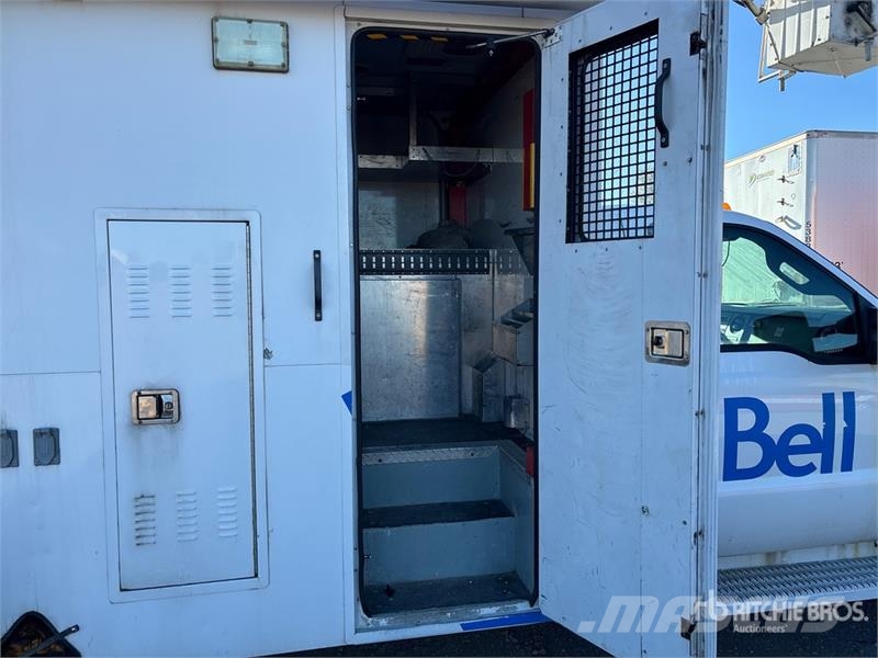 Ford TTS25-2002FBHS 35 ft on Ford F-550 4x2 Van Mounte Avtokošare