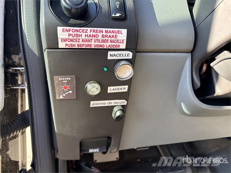 Ford TTS25-2002FBHS 35 ft on Ford F-550 4x2 Van Mounte Avtokošare
